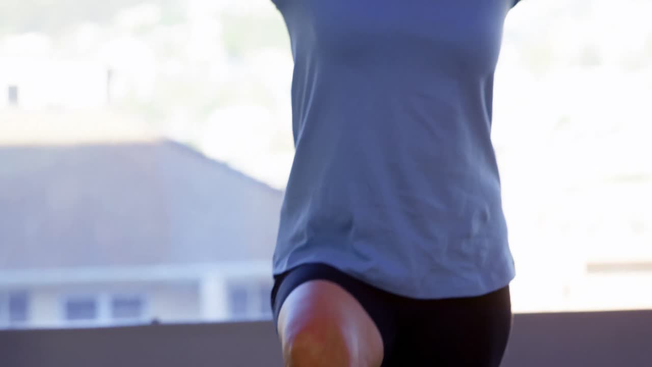 mujer mayor realizando yoga 4k