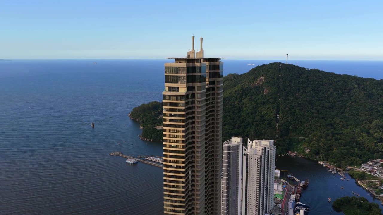 Arranha-céus gêmeos erguem-se sobre a Barra Sul, oferecendo uma vista panorâmica da costa e das colinas exuberantes. Ideal para destaques arquitetônicos ou promoções de viagens