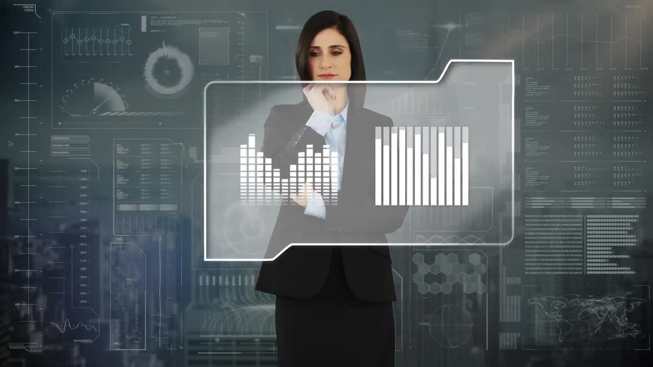 mujer de negocios deslizando en una pantalla