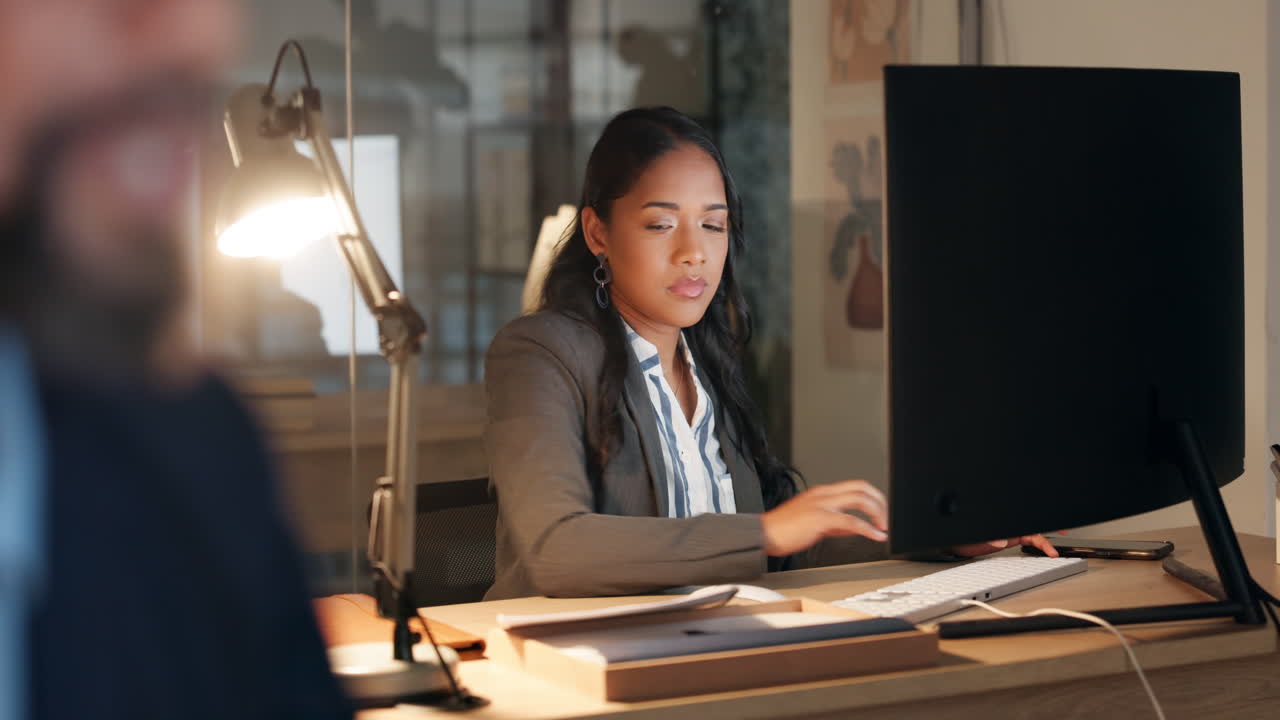 話し合う夜と文書を持った女性
