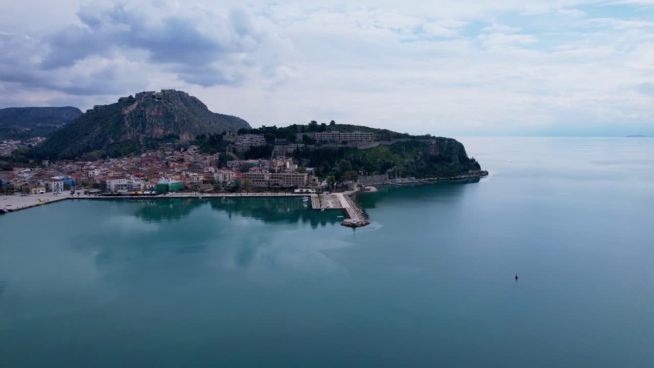 Splendide riprese aeree che mostrano la storica città di Nauplia e il Castello di Bourtzi in Grecia.
