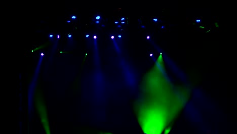 equipo de iluminación en acción en el escenario.