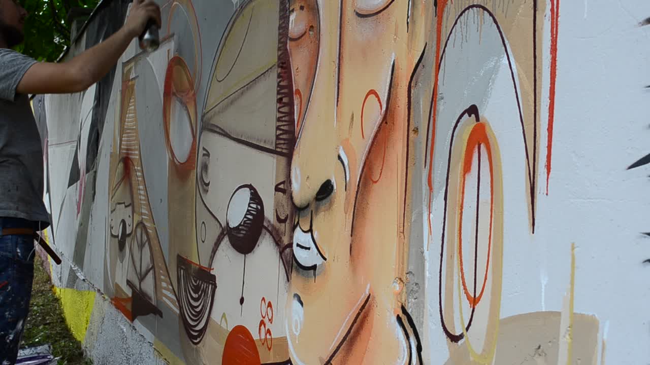 L'artista disegna graffiti, ritratto di persona con la pipa.