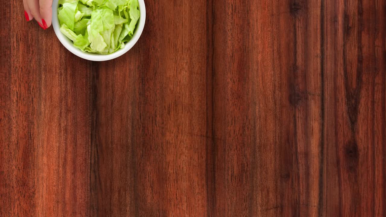 ofreciendo lechuga picada