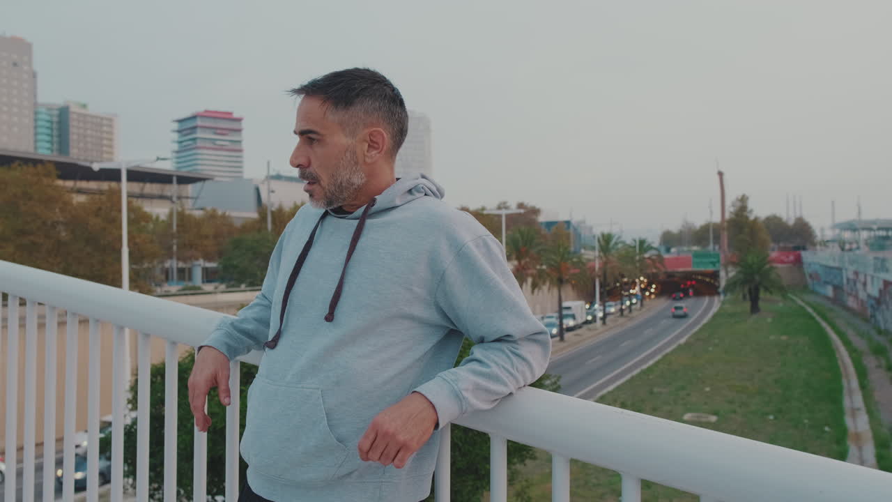 Uomo su un ponte in un contesto urbano