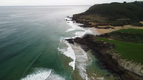 costa del acantilado del mar cantábrico españa imagen aérea de las olas chocando contra las rocas