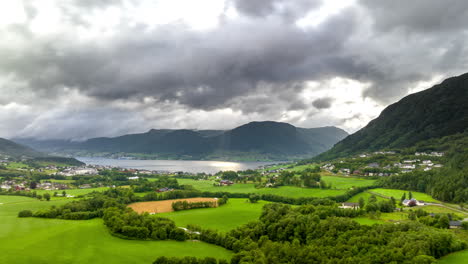 Espectacular-Hiperlapso-Aéreo-De-Nubes-Sobre-Olen,-Rogaland,-Noruega