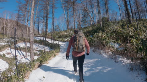 Un-Hombre-Escalando-Una-Montaña-De-Invierno-En-Japón