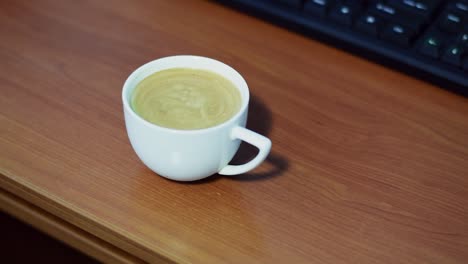 café con leche caliente en la mesa de madera