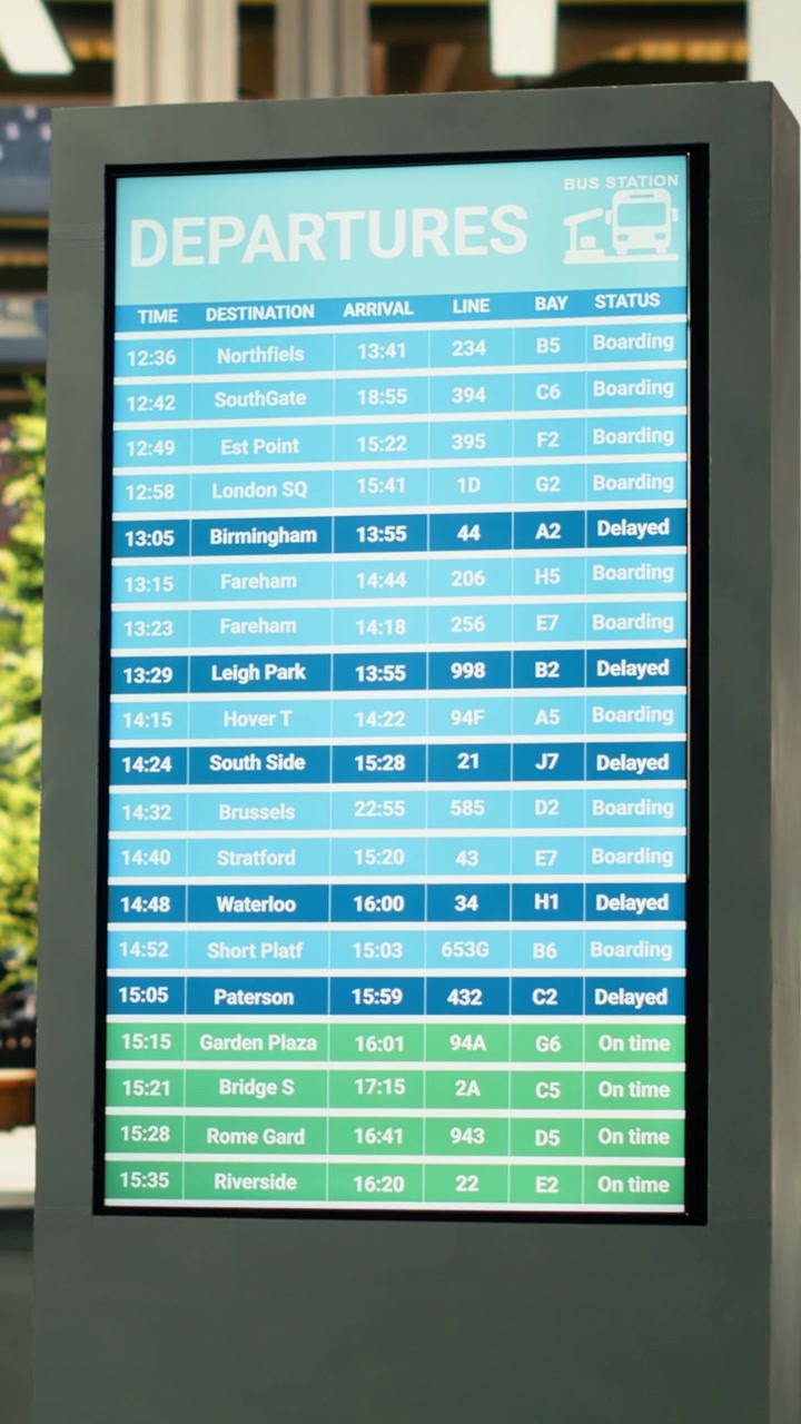 Stazione degli autobus urbana vuota con un moderno tabellone delle partenze illuminato.
