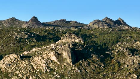 formaciones rocosas en el paisaje remoto de la serra da estrela