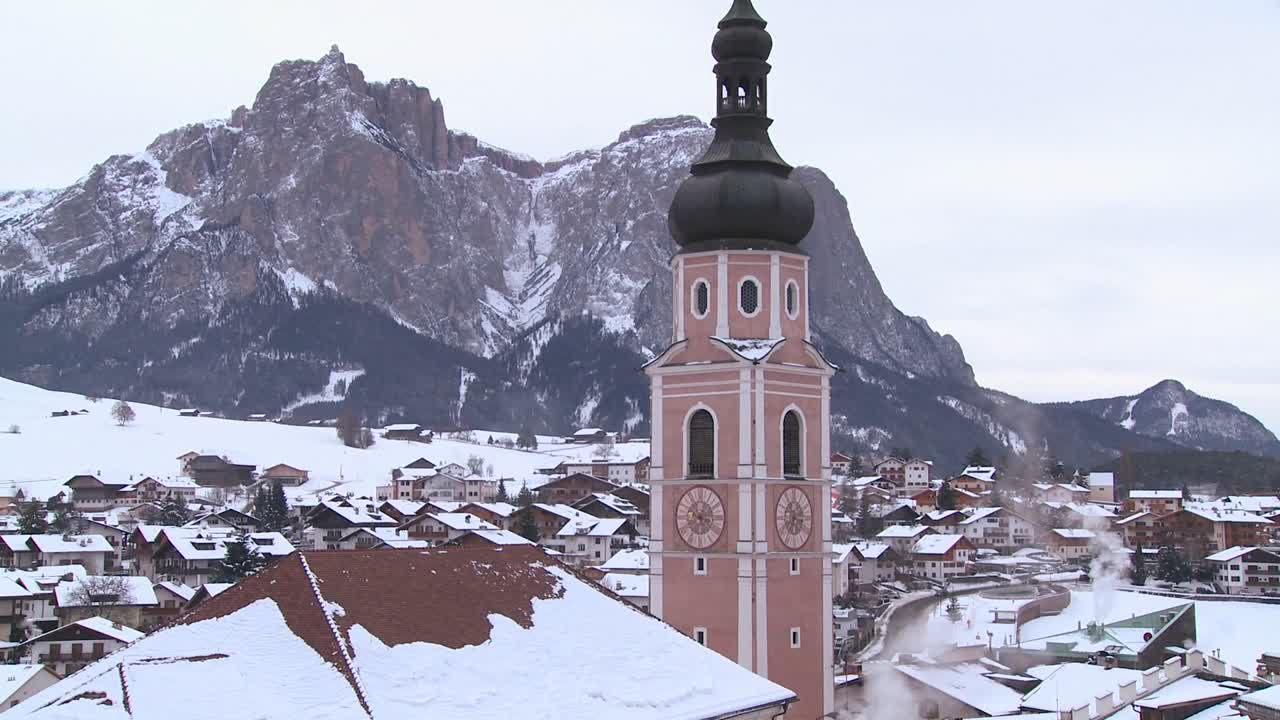 오스트리아 스위스 이탈리아 슬로베니아 또는 동유럽 국가 1 알프스의 눈 덮인 티롤 마을에 있는 교회 1