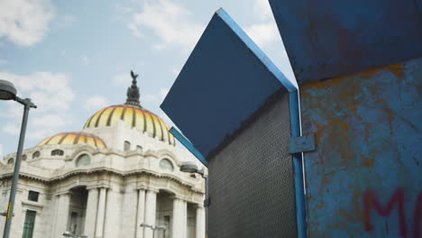 ciudad de méxico se prepara para marcha pública y protesta levantando fuertes barreras para proteger edificios monumentos