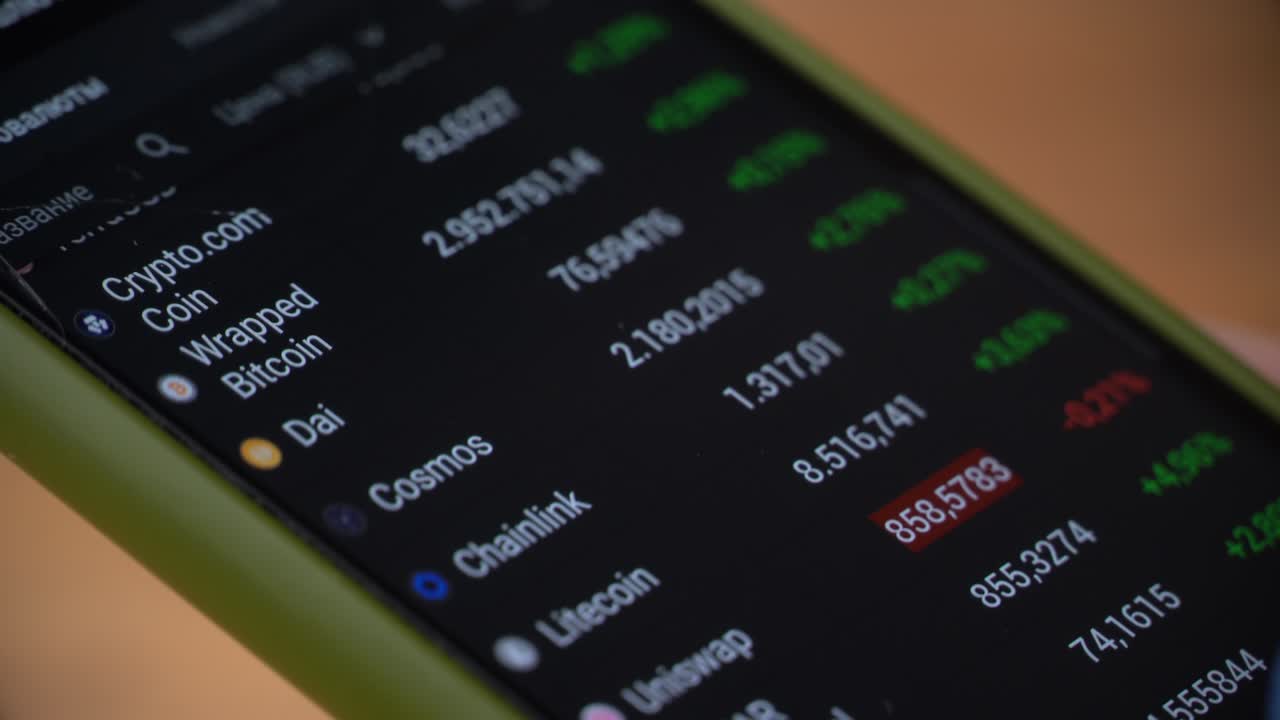 la mano de una mujer comerciante toca la pantalla de las cotizaciones del mercado de valores en un teléfono inteligente