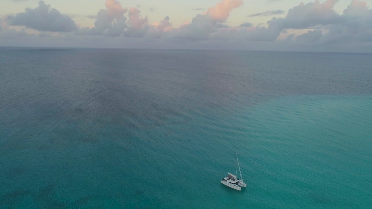 vista aérea de drones de las bahamas con solitario con velero y océano azul cristalino
