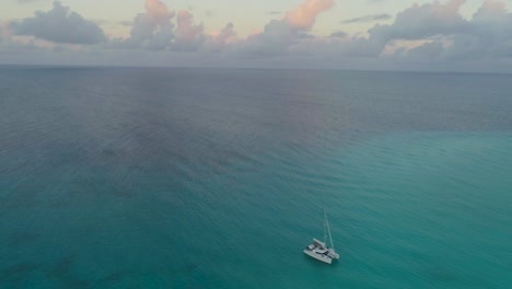 Luftdrohnenansicht-Der-Bahamas-Mit-Einsamem-Segelboot-Und-Kristallblauem-Ozean