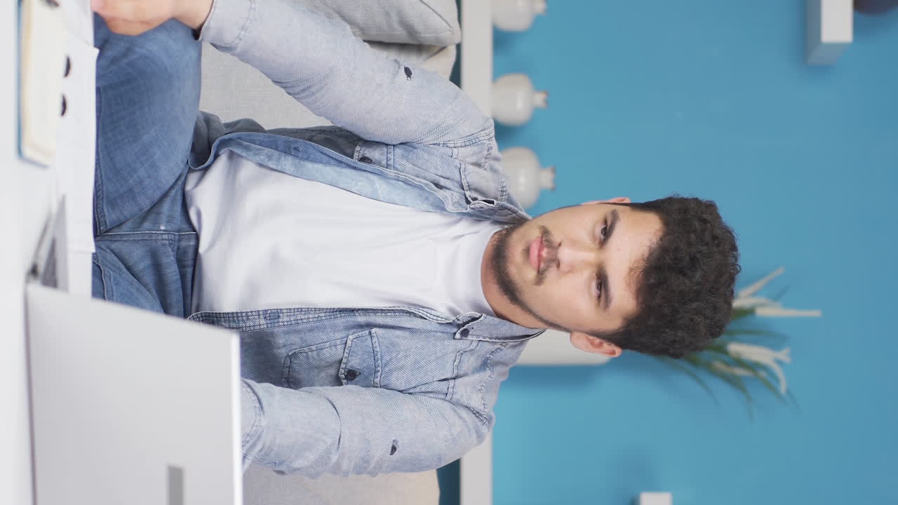 vídeo vertical del hombre soñador feliz.