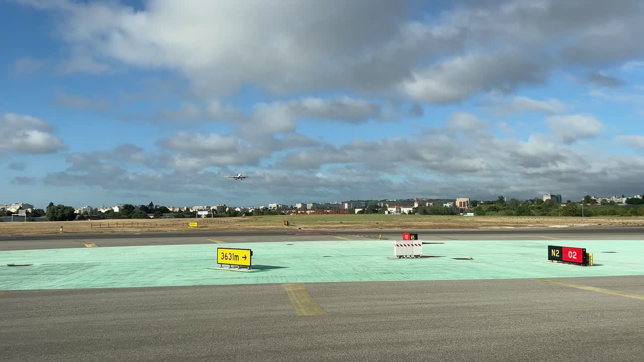 매우 낮은 고도에서 착륙에 접근하는 거대한 에어버스 330의 가까운 전망