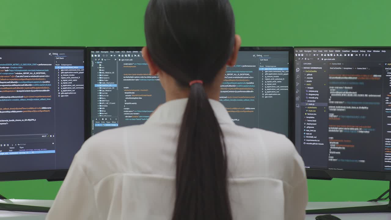 mujer programadora trabajando en código