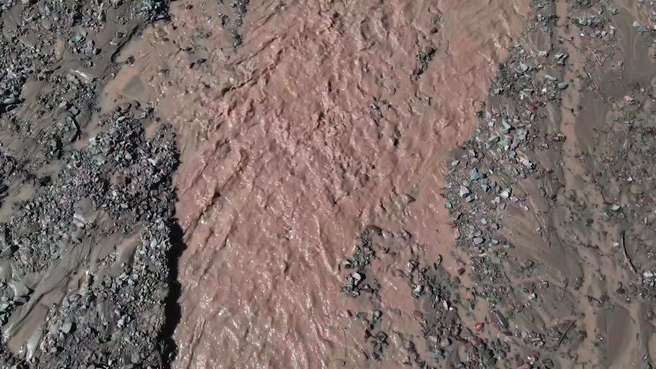 fotografía cenital de un río de tierra corriente, norte de argentina