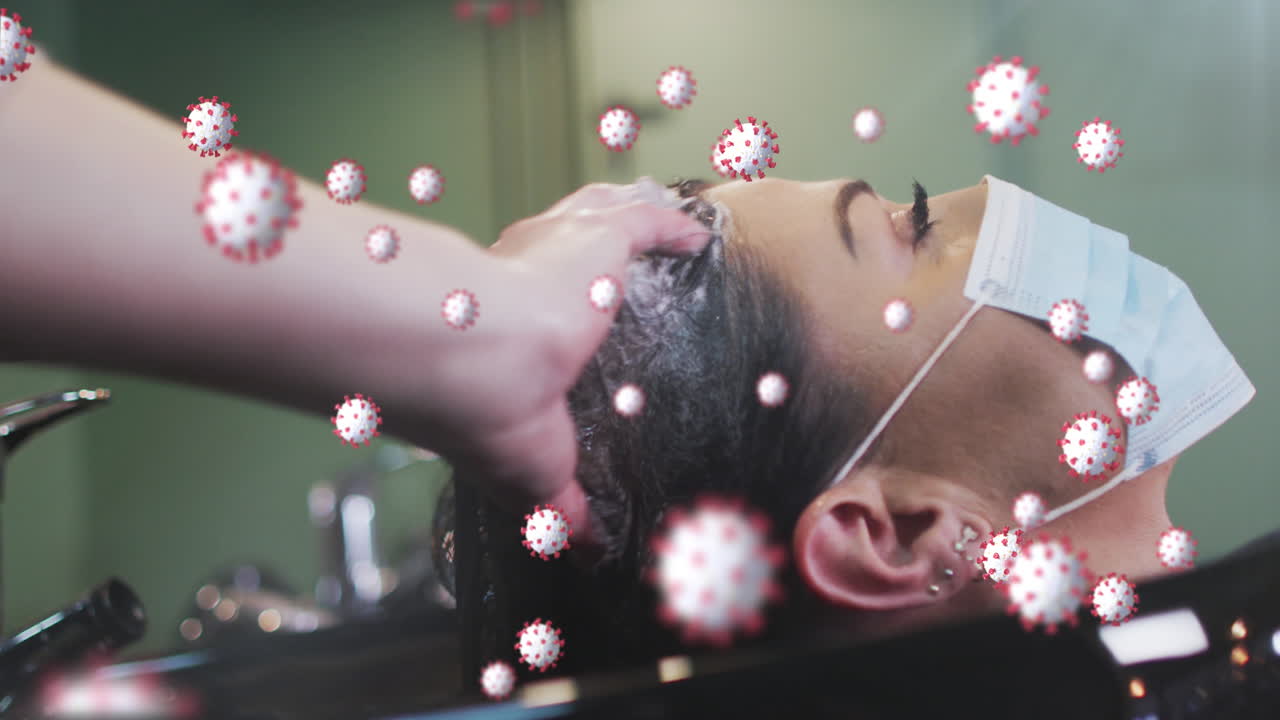 코로나바이러스 세포의 애니메이션 카우카시안 여성 미용사와 얼굴 마스크를 착용한 여성