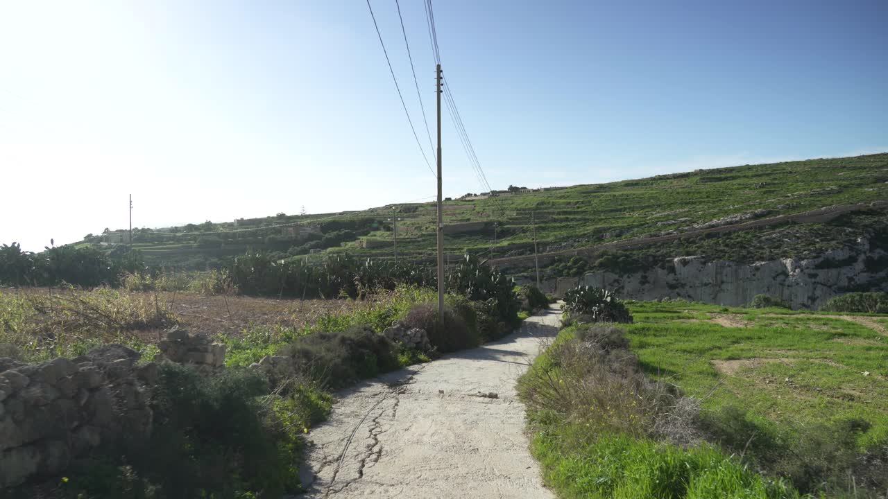 cargamento vacío del camino al valle de las afueras de la isla de gozo en día soleado