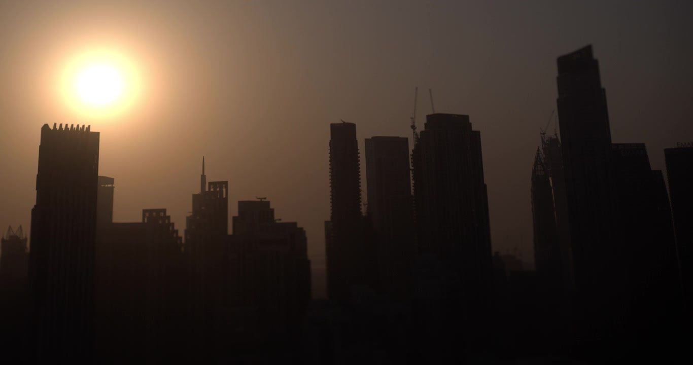 Silueta del horizonte de ciudad moderna al atardecer