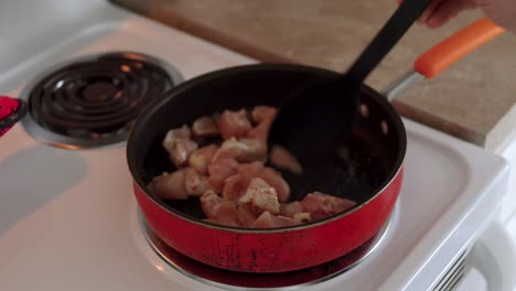 cocinar pollo crudo en una sartén salteada