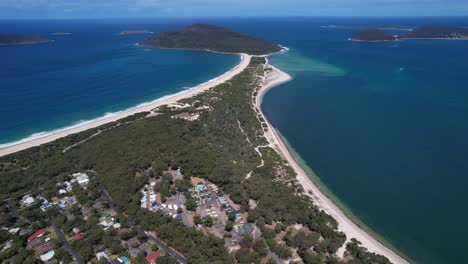 Vista-Aérea-De-La-Playa-De-Mungo-Y-El-Parque-Nacional-De-Los-Lagos-Myall-En-Verano,-Nsw,-Australia---Disparo-De-Drone