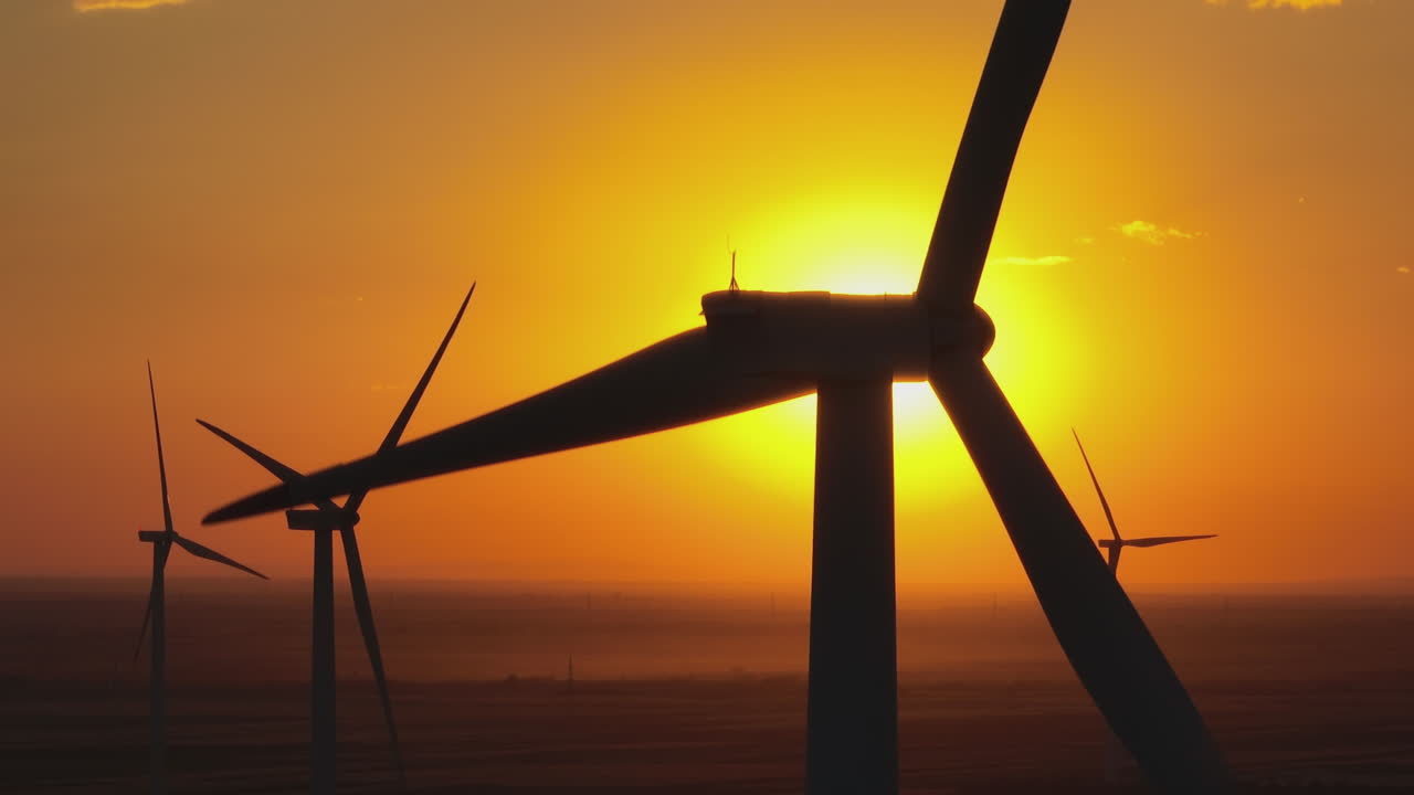 Vindkraftverk vid solnedgången