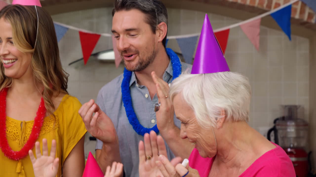 familia extensa celebrando cumpleaños juntos