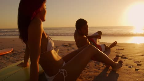 una joven pareja junto al mar