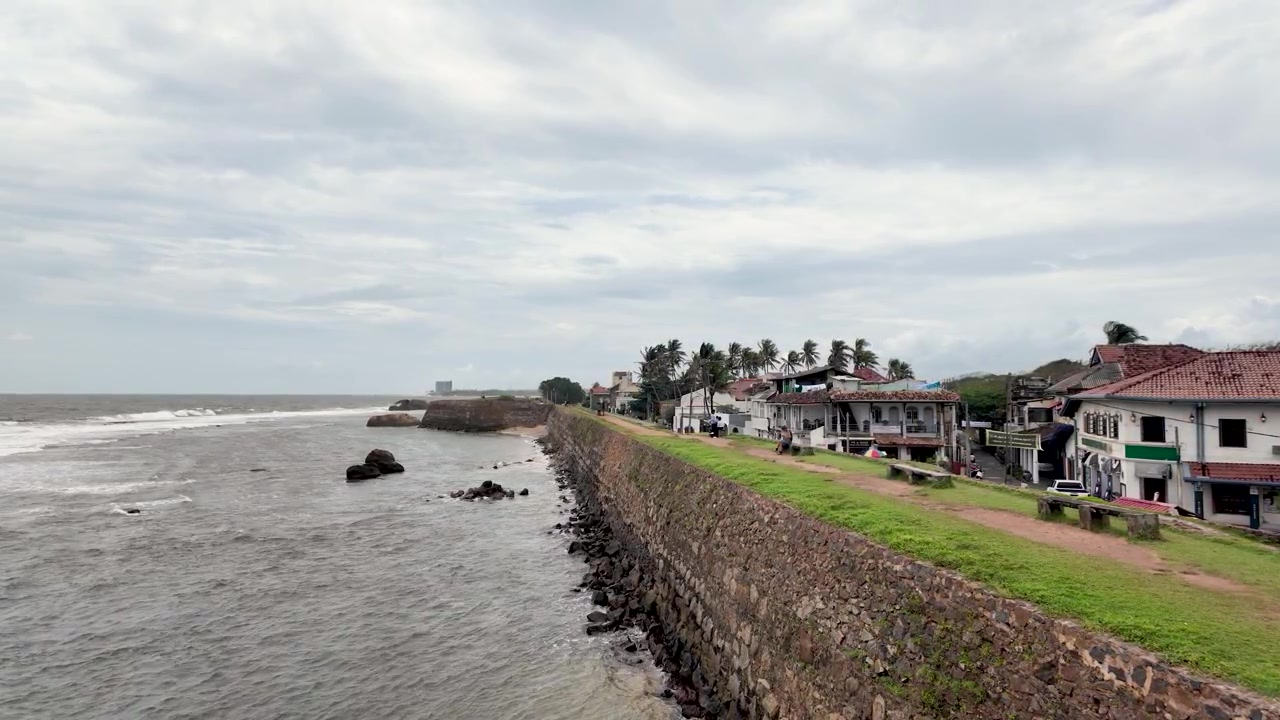 Erkunden Sie die alte Mauer des Galle Forts mit Blick auf die wunderschöne Küste Sri Lankas.