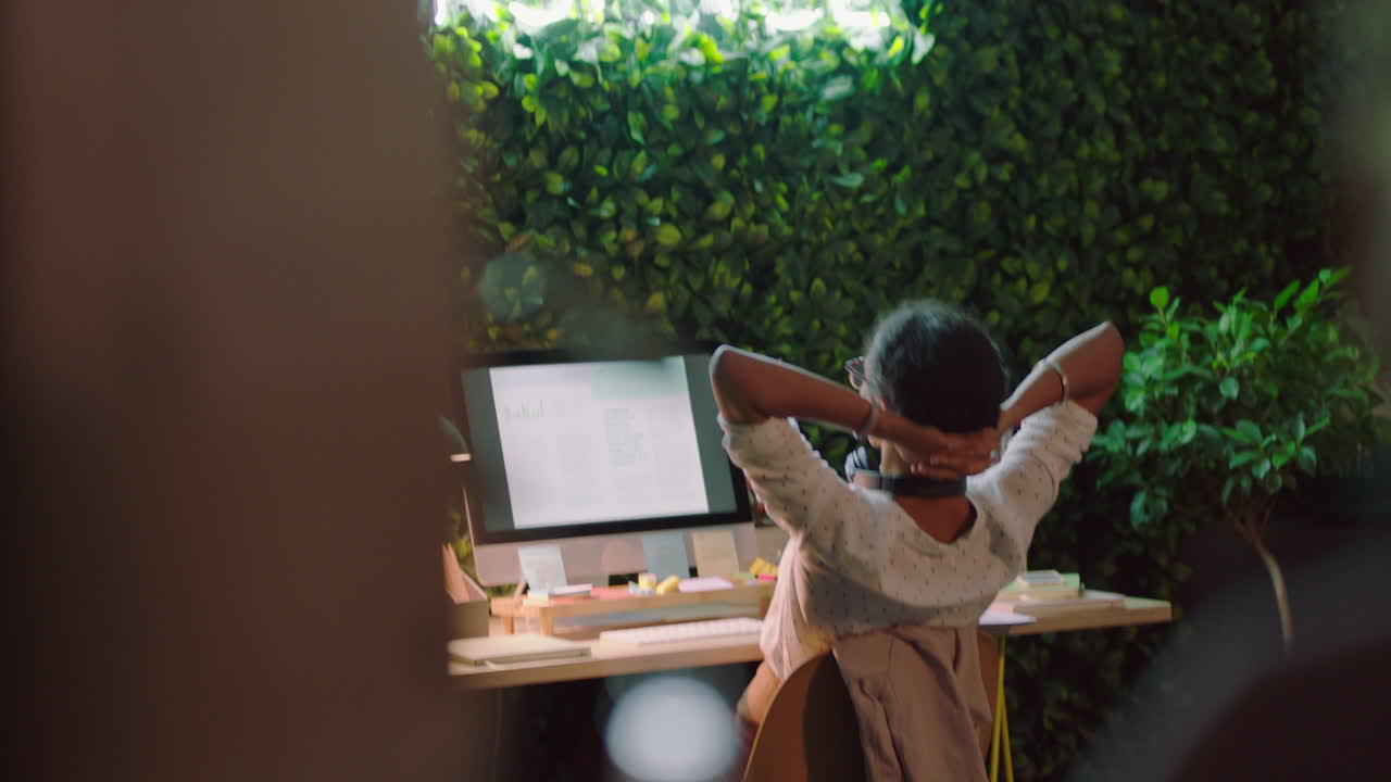 бизнесмен работает допоздна в офисе ночью отдыхает предприниматель мозговой штурм успешный проект крайний срок с помощью графика исследования данных на экране компьютера финансовый аналитик стратегия планирования