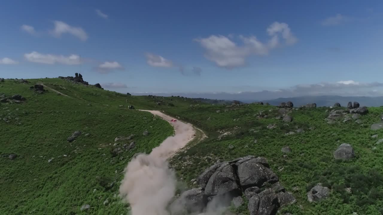 산을 오르는 랠리카, 드론으로 총격