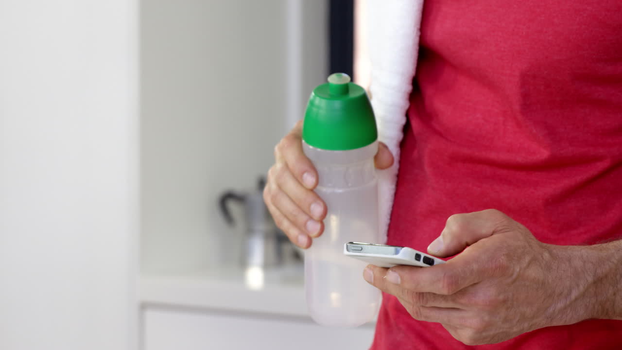 cerca de un hombre deportivo usando su teléfono inteligente