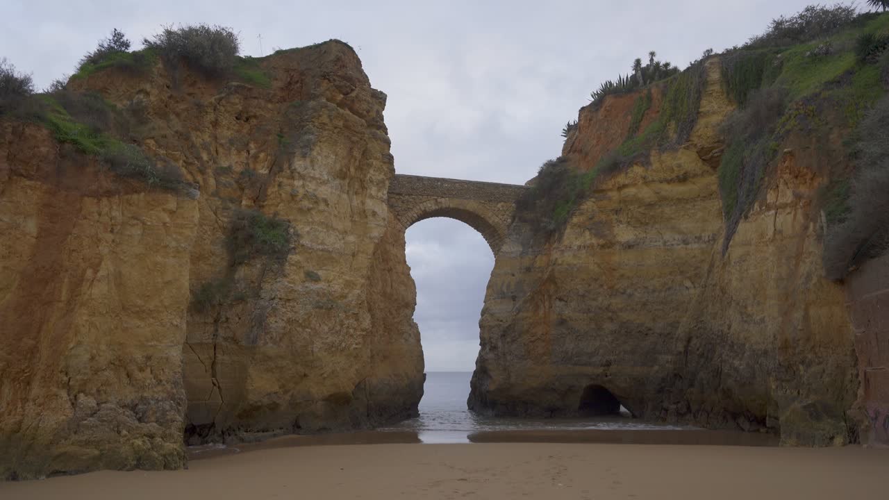 playa praia dos estudantes con puente de arco en lagos, portugal