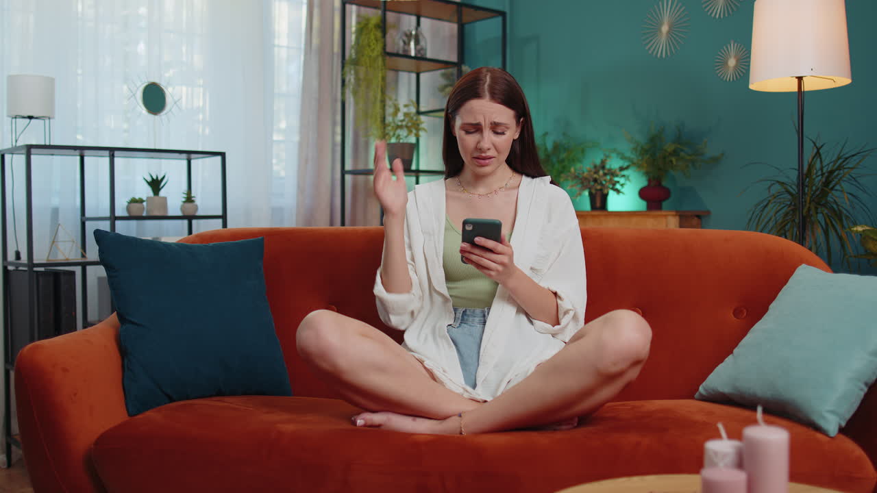 스마트폰을 사용하는 성인 소녀의 초상화 나쁜 소식, 재산 손실, 실패, 복권 결과에 놀랐습니다.