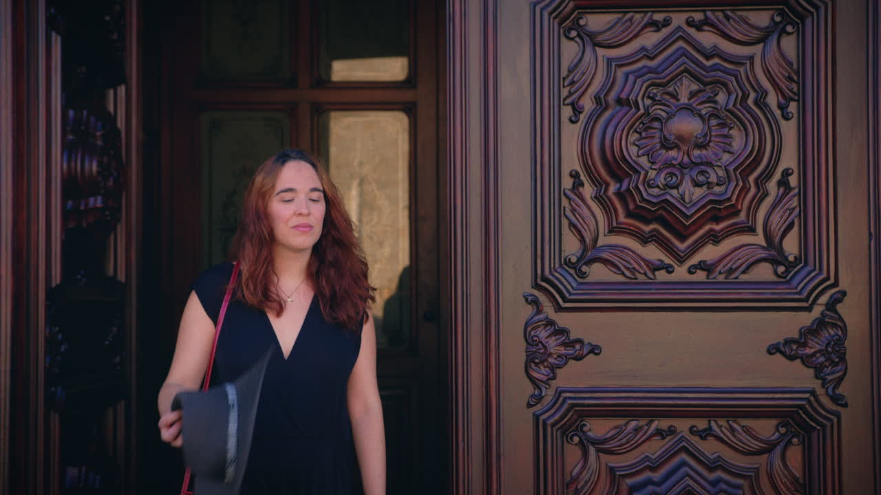 chica visita la iglesia de la misericordia en viseu portugal y mira el edificio en cámara lenta