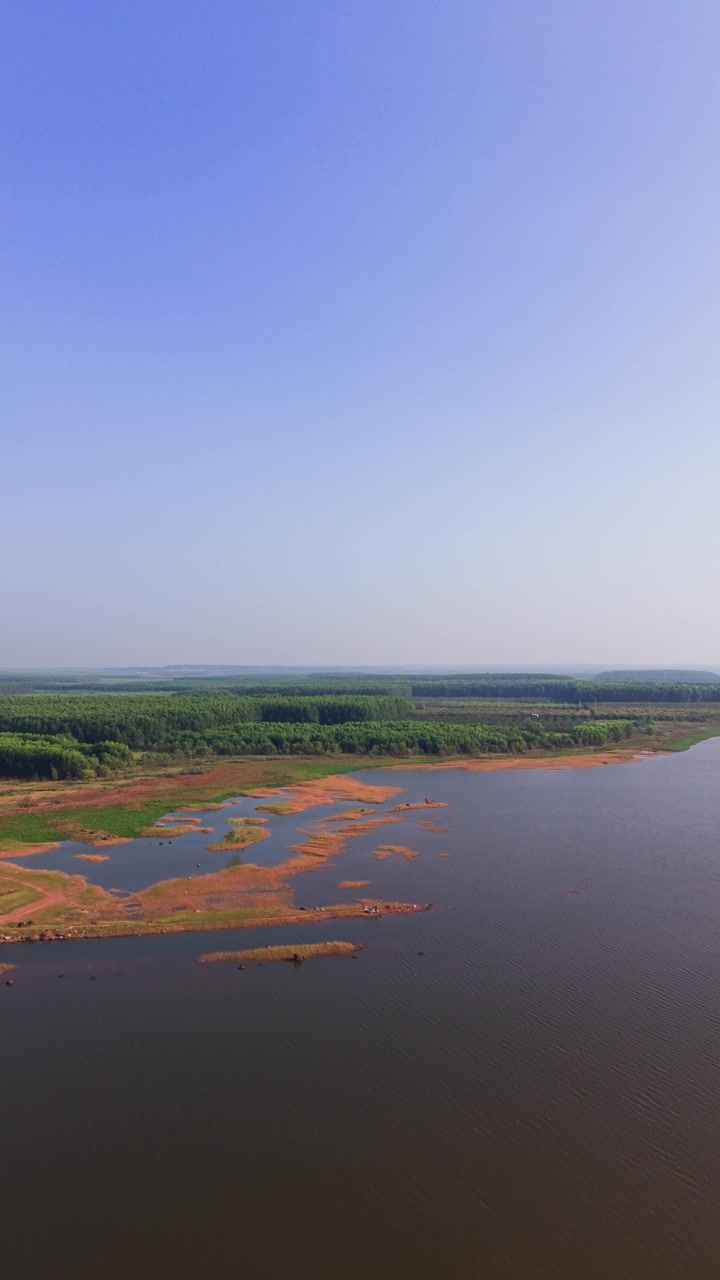 Esplora il fiume a Vung Tau, Vietnam, da un'angolazione verticale. La vista mostra il corso d'acqua e la vegetazione sotto cieli sereni durante il giorno. Goditi la scena naturale.