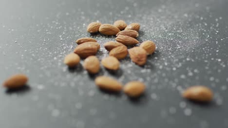 video de almendras sobre un fondo gris