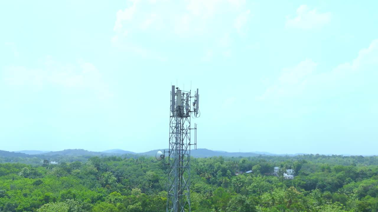 torre de telecomunicaciones con antena de red celular 5g en el fondo de árboles verdes