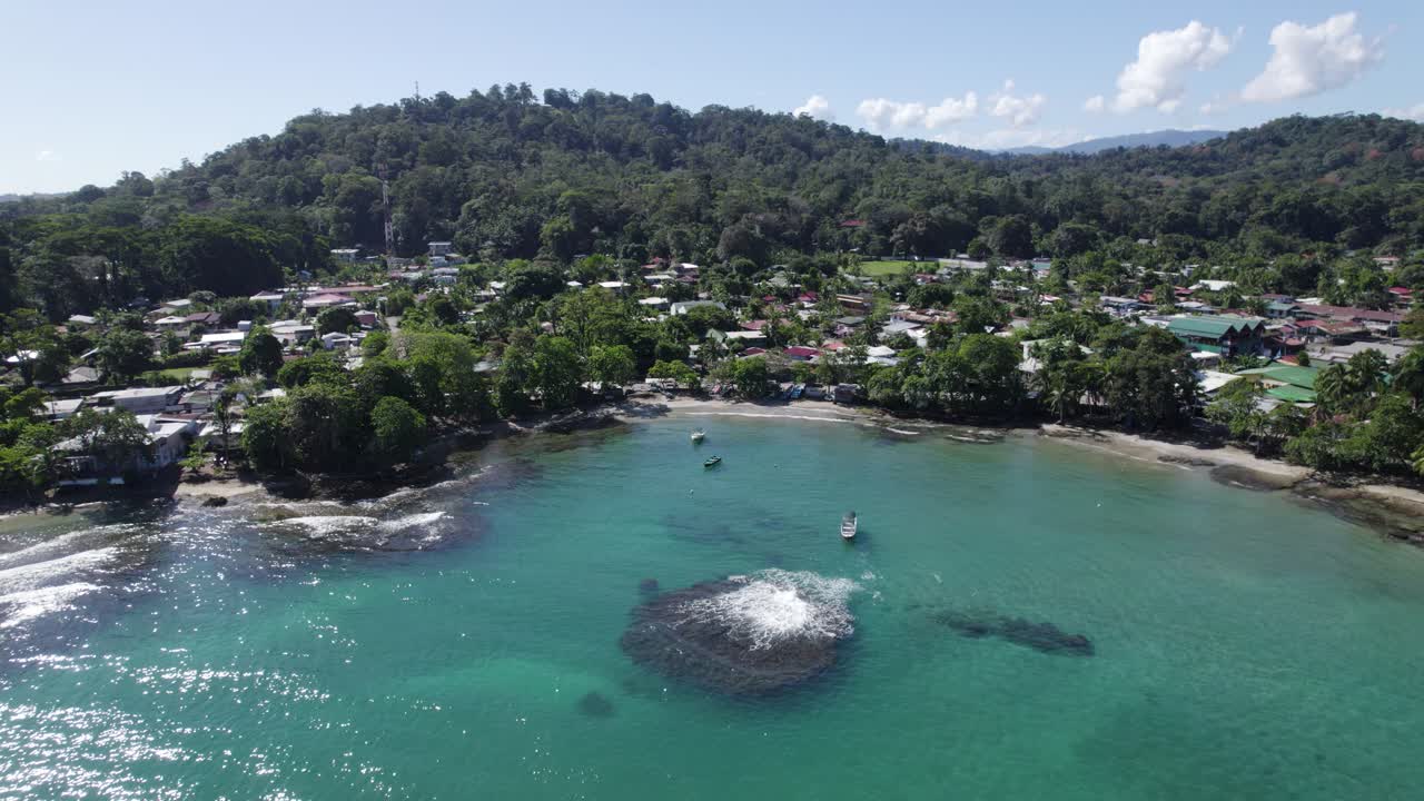 vista aérea de la ciudad costera