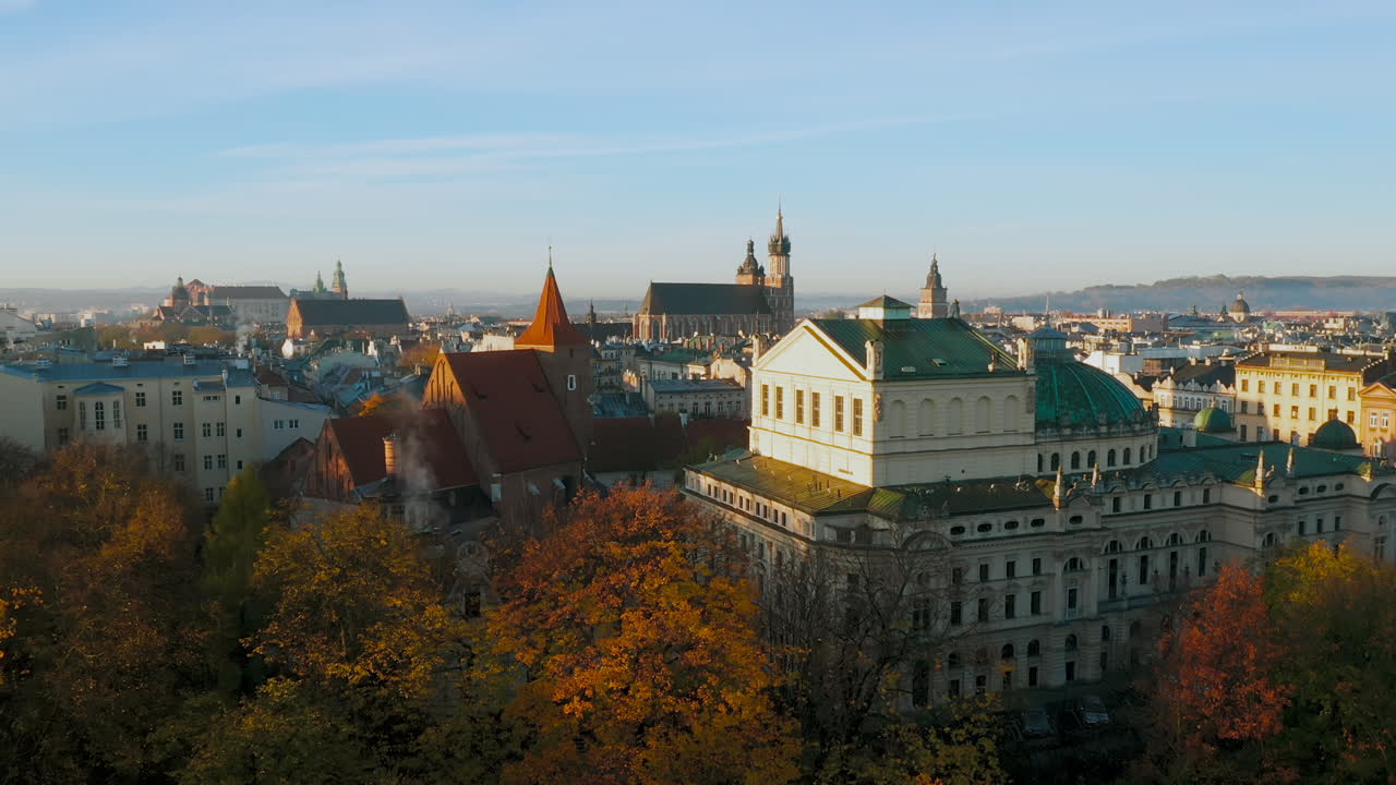 Veduta aerea del centro storico e della Piazza del Mercato di Cracovia in uno scenario autunnale.