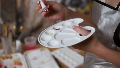 artista usando las pinturas de color