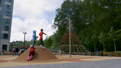 niños jugando en un patio de recreo