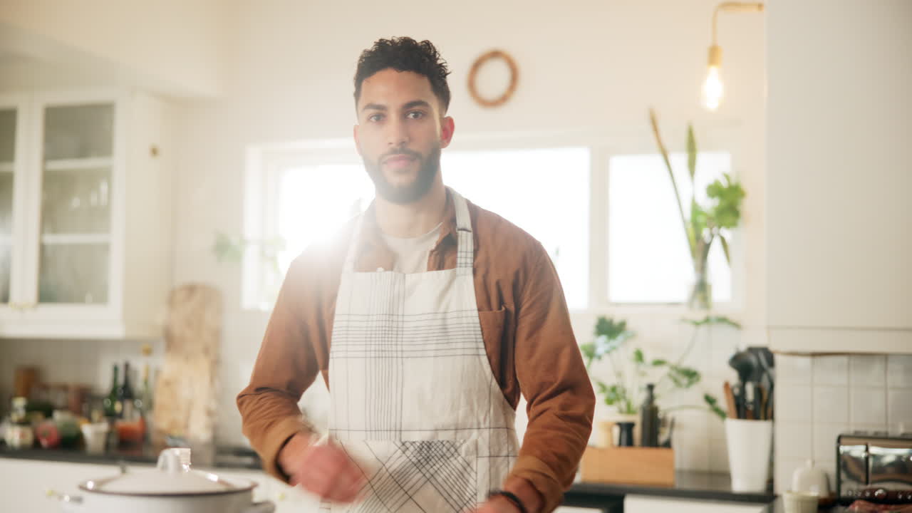 hombre feliz en la cocina