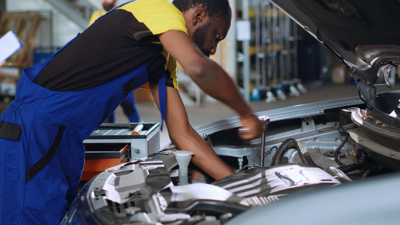 el ingeniero en el servicio de automóviles usa llave inglesa