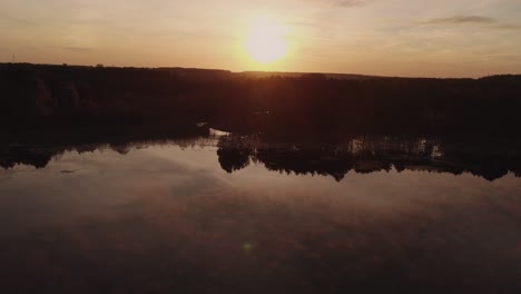 puesta de sol ardiente detrás del paisaje oscuro del pueblo de rogowko en polonia - antena