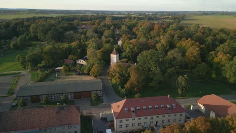 wunderbare luftansicht fluggeschwindigkeitsrampe hyperlapse motionlapse timelapse der dorfkirche paretz brandenburg havelland deutschland sommerabend 2022